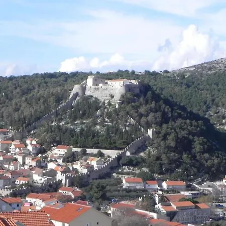 Trogrli - Two-bedroom With Balcony And Sea View Хвар